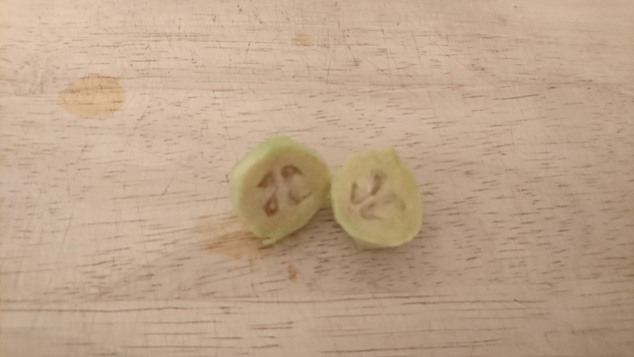 半分に切ったフェイジョアの実と種